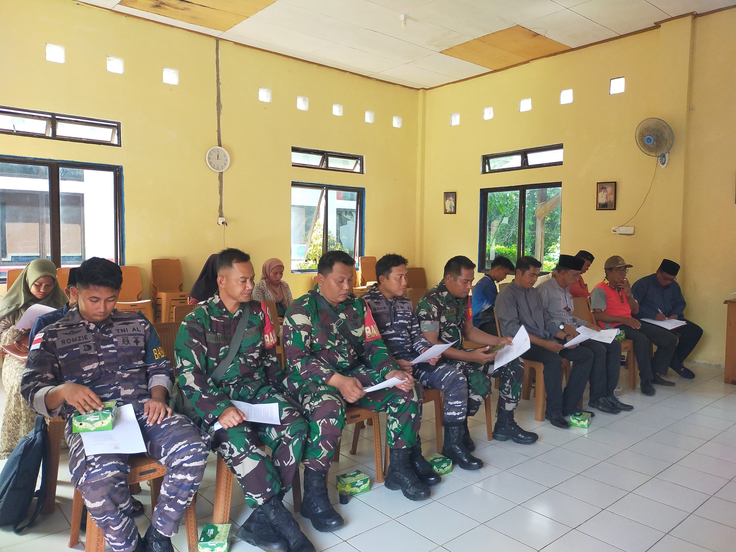 Babinsa Koramil 03/Sedanau Ikuti Rapat Peningkatan J Belajar Malam Bagi Pelajar di Kecamatan Pulau Tiga