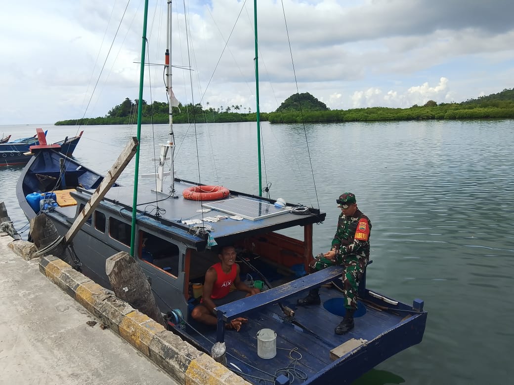 Cuaca Tidak Menentu, Babinsa Koramil 06/Serasan Himbau Nelayan Waspada Saat Melaut Cuaca Tidak Menentu, Babinsa Koramil 06/Serasan Himbau Nelayan Waspada Saat Melaut