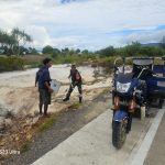 Babinsa Sertu Hendry Goro Bersama Warga, Timbun Jalanan Berlobang