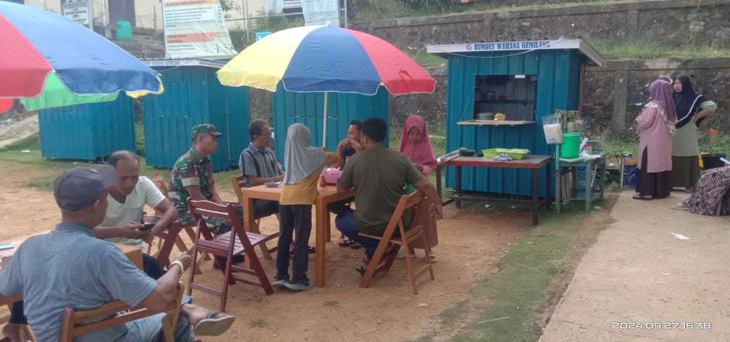Babinsa Koptu Suwarno Terus Lakukan Komunikasi Sosial Dengan Masyarakat Babinsa Koptu Suwarno Terus Lakukan Komunikasi Sosial Dengan Masyarakat