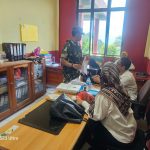 Jalin Sinergitas, Babinsa Sertu Hendry Komsos Dengan Staf Kecamatan Serasan Timur