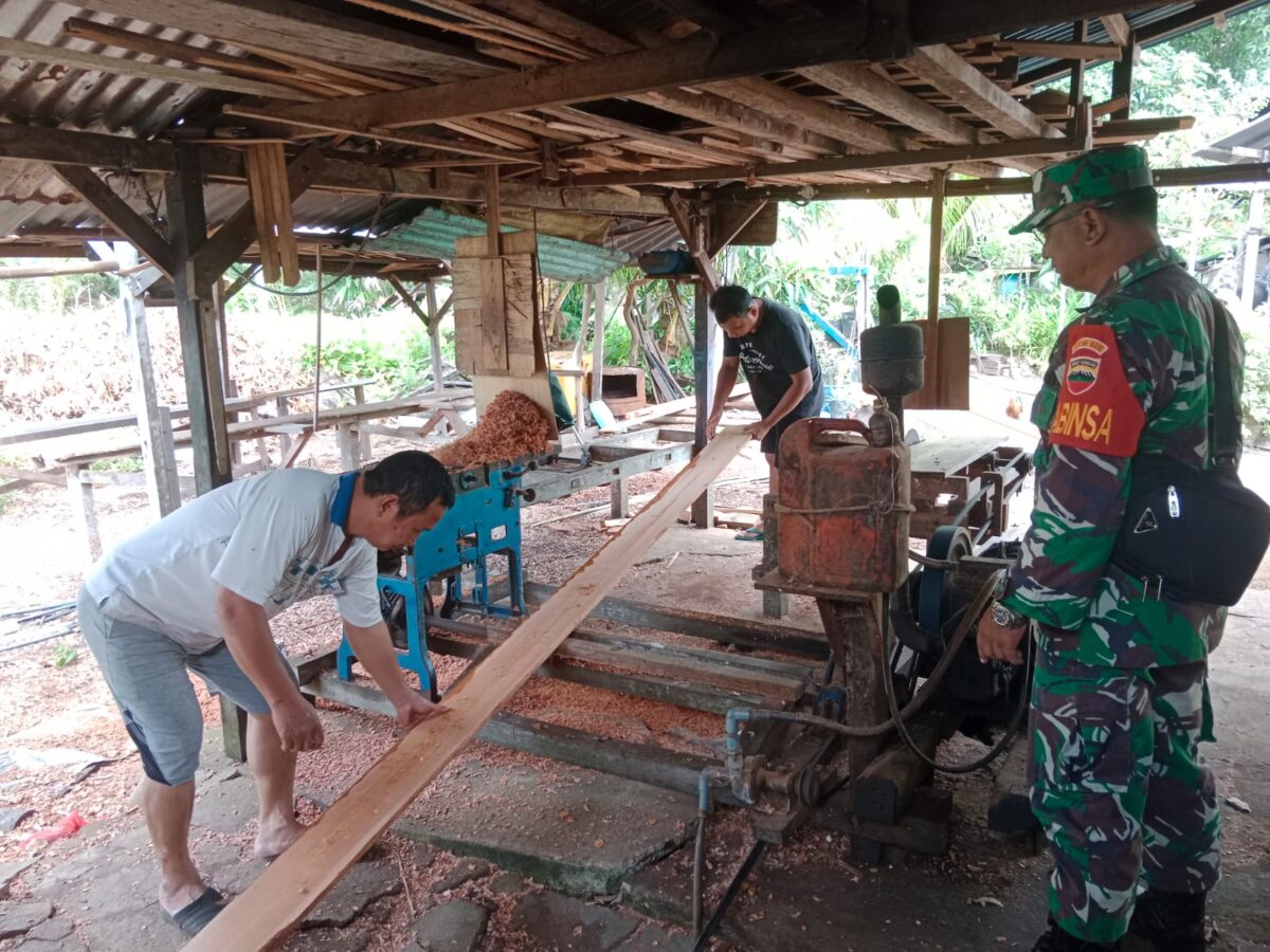 Ini Harapan Babinsa Sertu Chaniago Saat Komsos Dengan Warga Pengrajin Kayu Ini Harapan Babinsa Sertu Chaniago Saat Komsos Dengan Warga Pengrajin Kayu