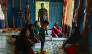 Babinsa Koptu Suwarno Dampingi Tim Puskesmas Lakukan Posyandu Keliling