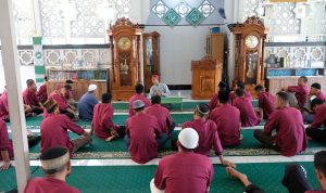 Warga Binaan Rutan Kelas I Tanjungpinang Antusias Ikuti Pembinaan Kerohanian di Masjid AT Taubah