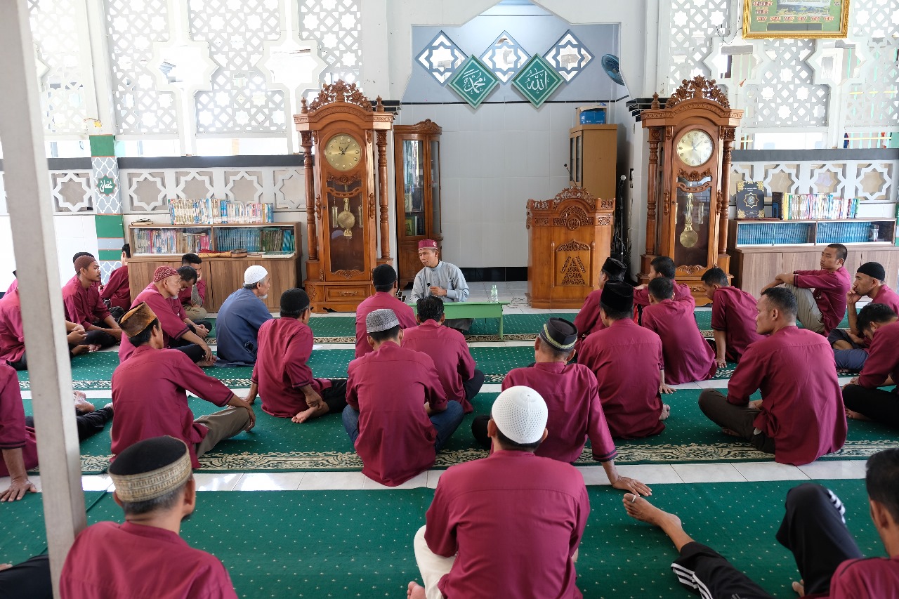 Warga Binaan Rutan Kelas I Tanjungpinang Antusias Ikuti Pembinaan Kerohanian di Masjid AT Taubah