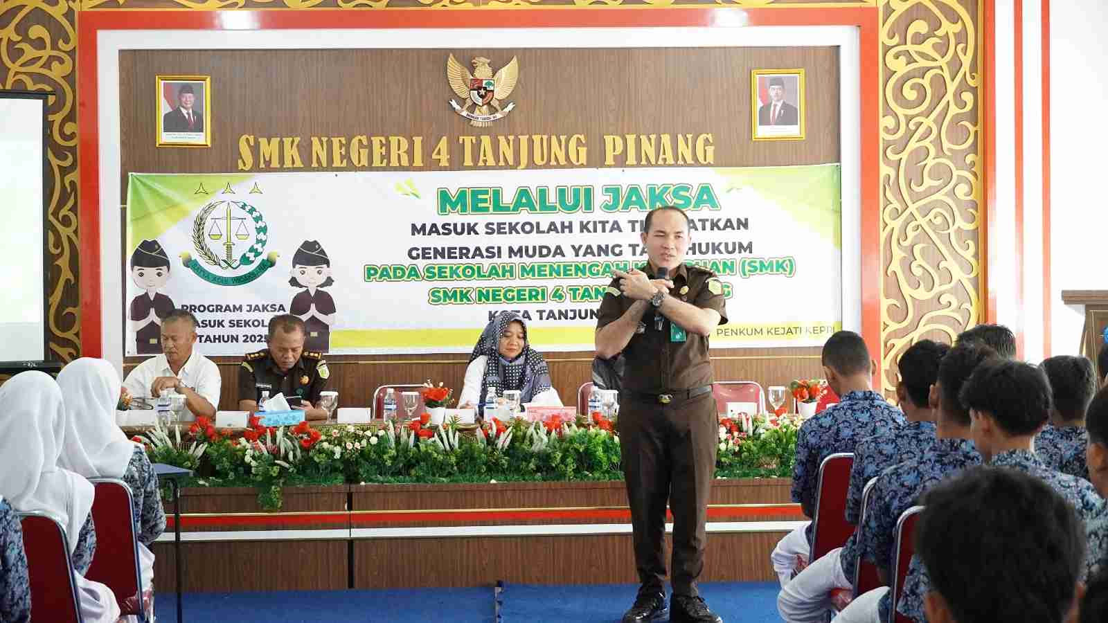 Kejati Kepri Sosialisasikan Edukasi Hukum Pelajar di Tanjungpinang Kejati Kepri Sosialisasikan Edukasi Hukum Pelajar di Tanjungpinang