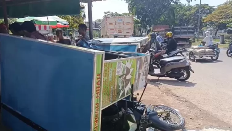 Ban Truk Lepas Hantam Gerobak Dawet di Batam, Pedagang Terluka