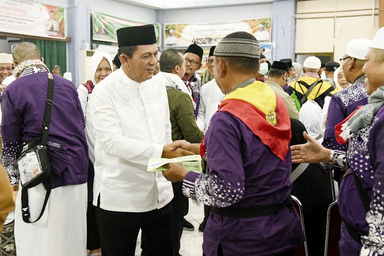 Gubernur Kepri Sambut Haru Kepulangan Jamaah Haji Kloter Pertama Embarkasi Batam Gubernur Kepri Sambut Haru Kepulangan Jamaah Haji Kloter Pertama Embarkasi Batam