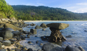 Legenda Batu Catur Natuna: Kisah Cinta Tak Sampai Legenda Batu Catur Natuna: Kisah Cinta Tak Sampai