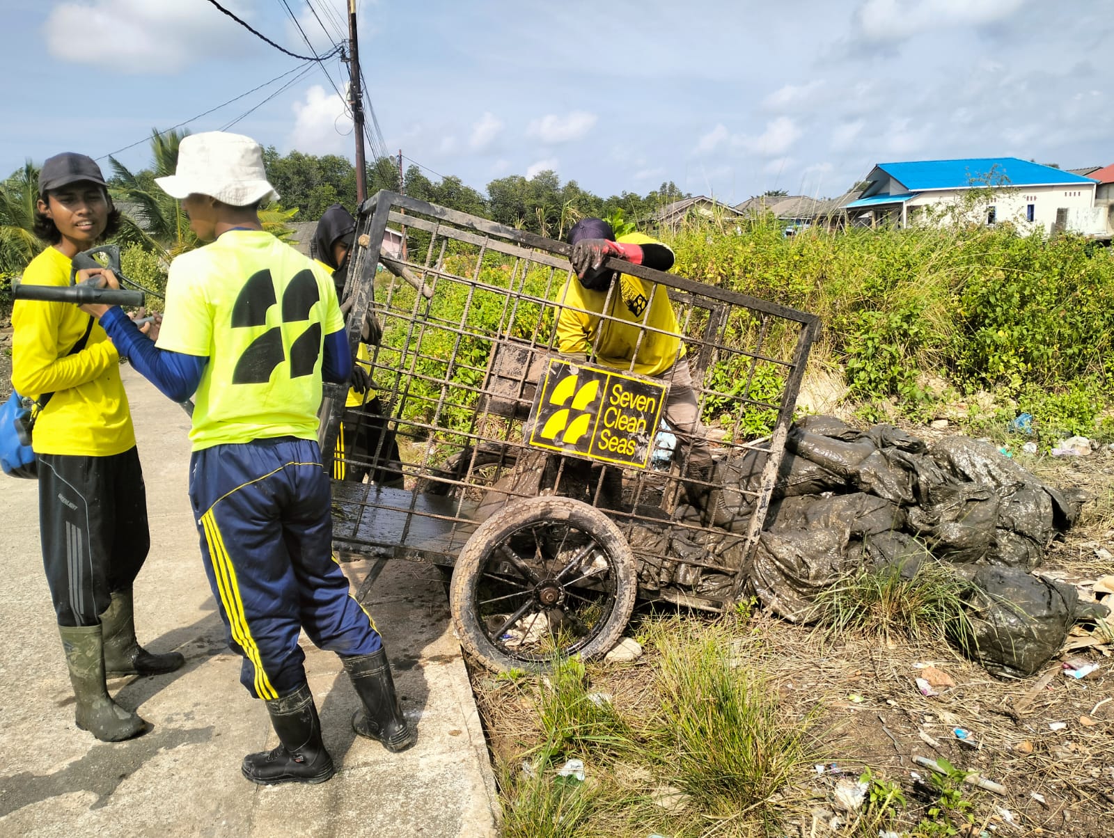 7 Ton Sampah Plastik Diangkut dari Sungai Hangus Tanjungpinang, Ini Aksi Nyata Pelestarian Pesisir Relawan mengangkat sampah plastik dari Sungai Hangus, Tanjungpinang
