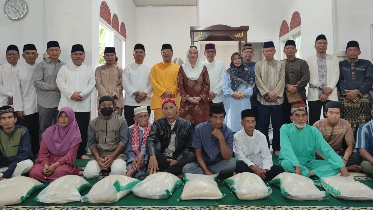 Bupati Natuna Cen Sui Lan Salurkan Bantuan Sosial di Safari Ramadhan Bupati Natuna Cen Sui Lan Salurkan Bantuan Sosial di Safari Ramadhan