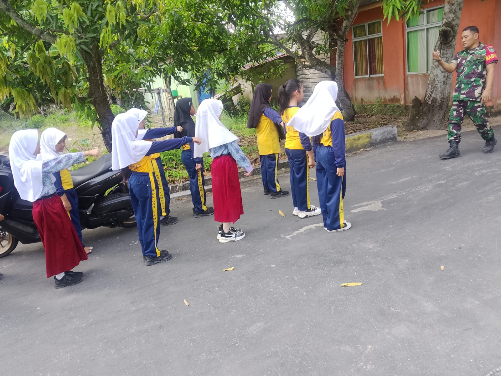 Babinsa Koramil 07/Tambelan Latih PBB Siswa SDN 03 Tambelan