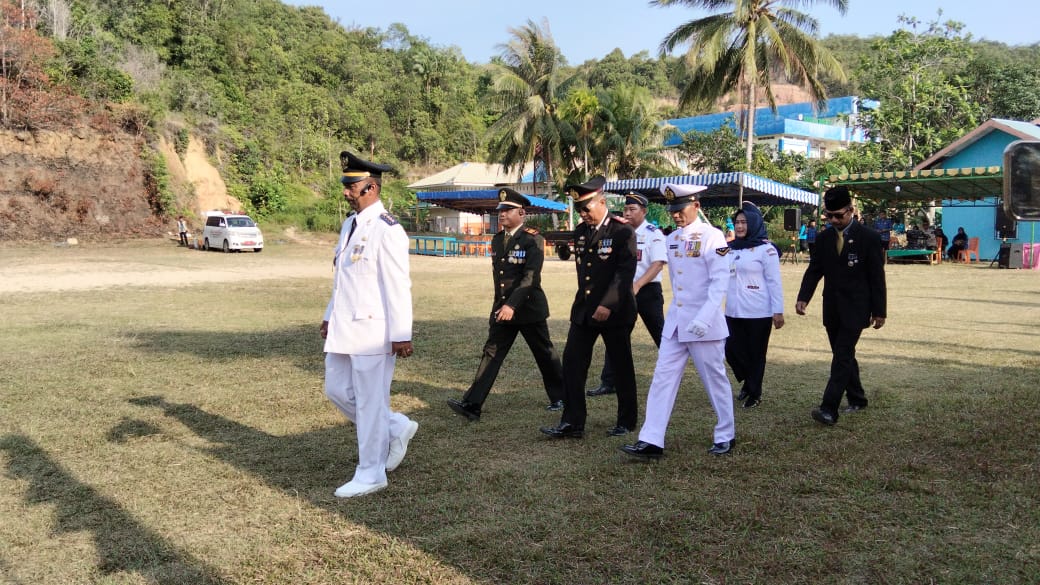 Danramil 07/Tambelan Hadiri Upacara Penurunan Bendera HUT ke-81 RI di Desa Batu Lepuk
