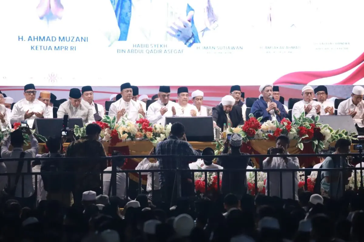 Ketua DPRD Kepri Hadiri Malam Cinta Rasul Cinta Negeri di Masjid Agung Raja Hamidah Batam Ketua DPRD Kepri Hadiri Malam Cinta Rasul Cinta Negeri di Masjid Agung Raja Hamidah Batam